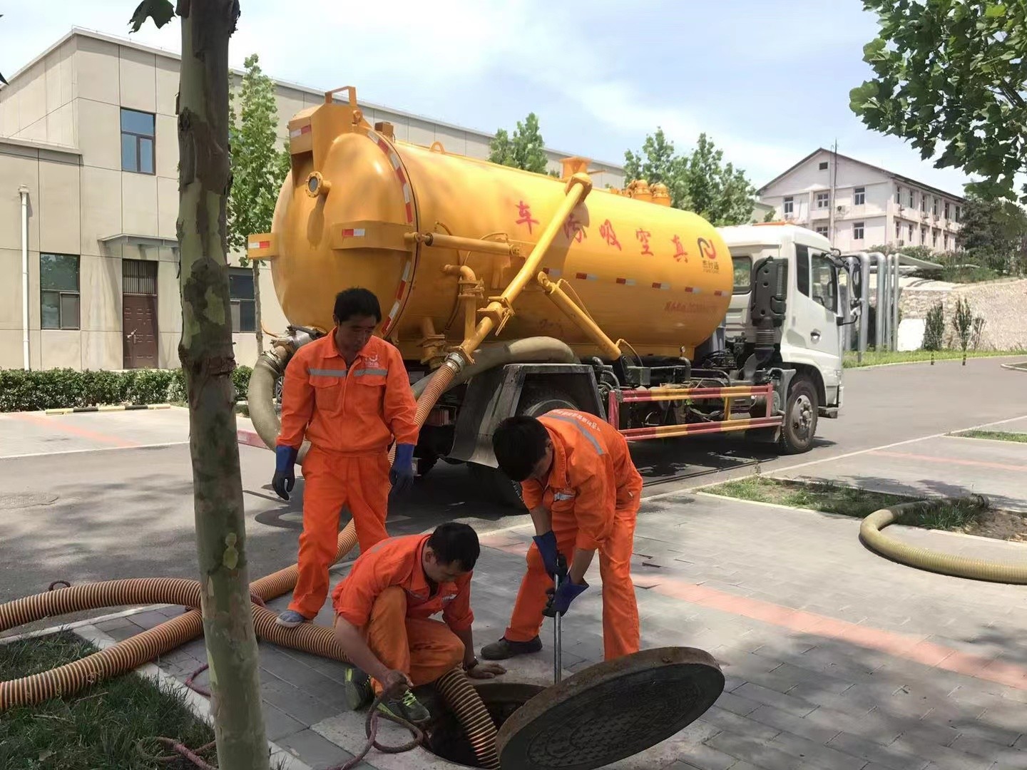 沁源管道疏通车停在窨井附近